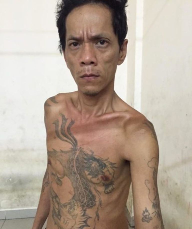 Cảnh sát nổ súng khống chế đối tượng sử dụng hung khí chống trả quyết liệt - 1
Đối tượng Nguyễn Tấn Lộc tại cơ quan công an