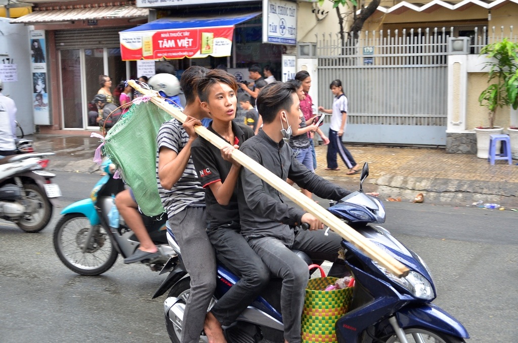 Sau khi giật tại địa điểm này, các thanh niên tức tốc lên xe phóng đi các địa điểm khác