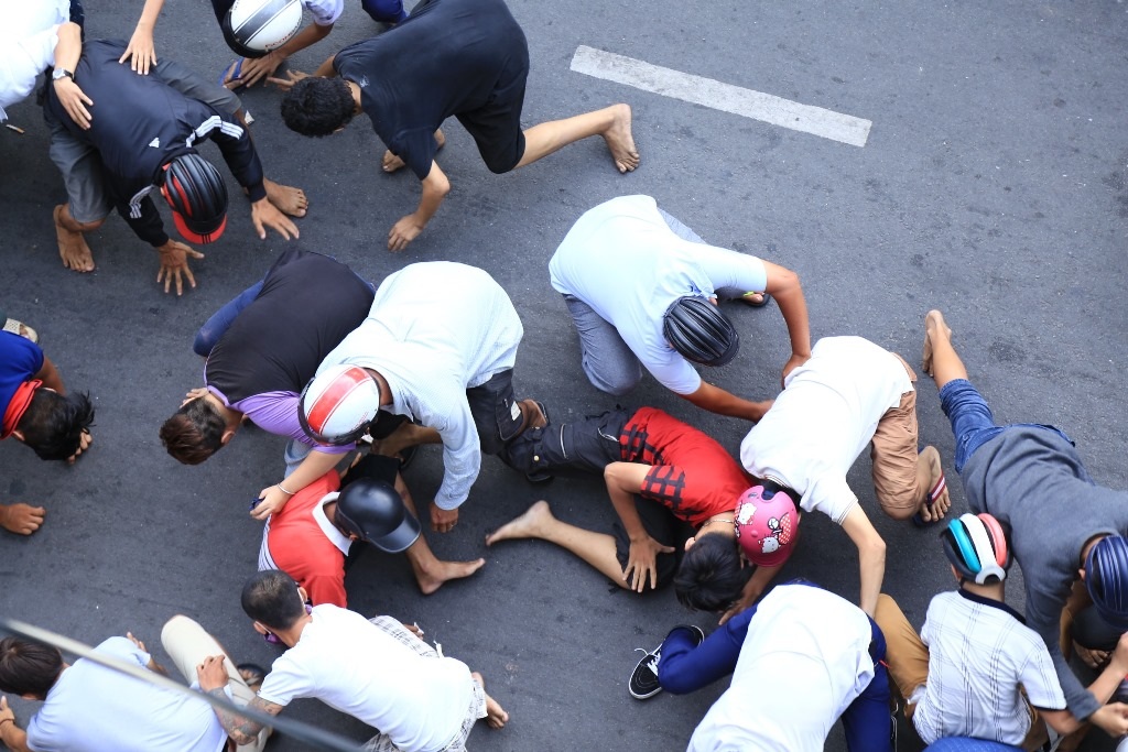 
Chen lấn, xô đạp nhau nhặt tiền lẻ.
