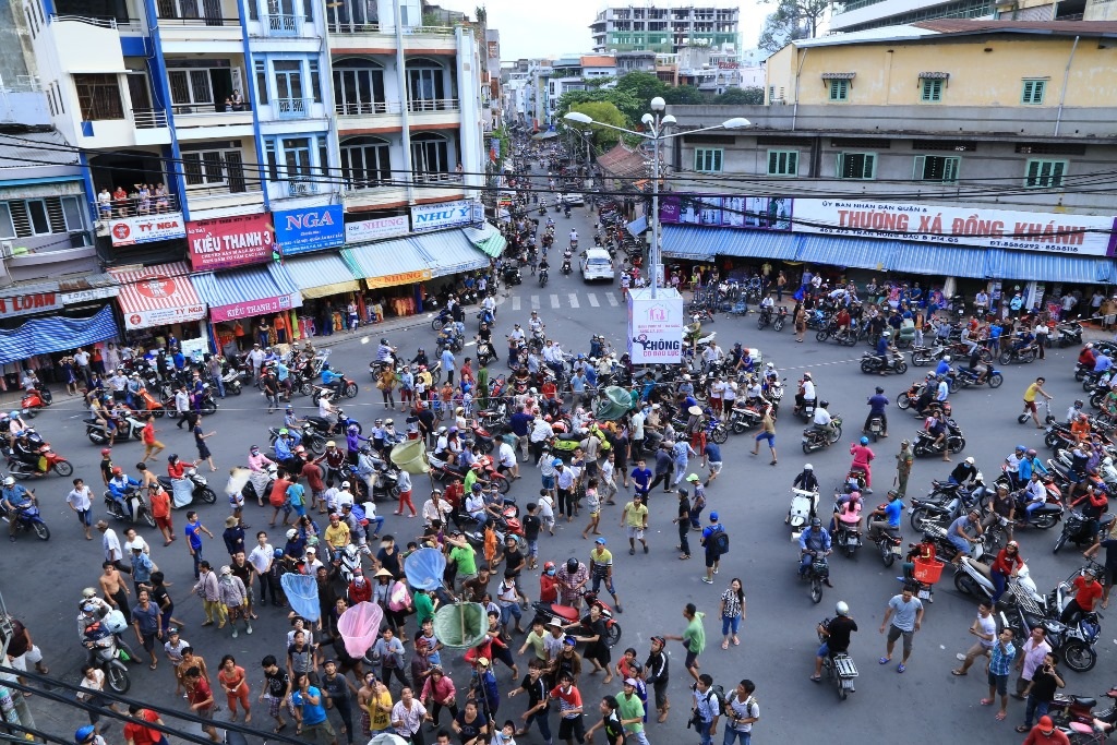 
Hàng trăm thanh niên tập trung dưới đường chờ hứng tiền
