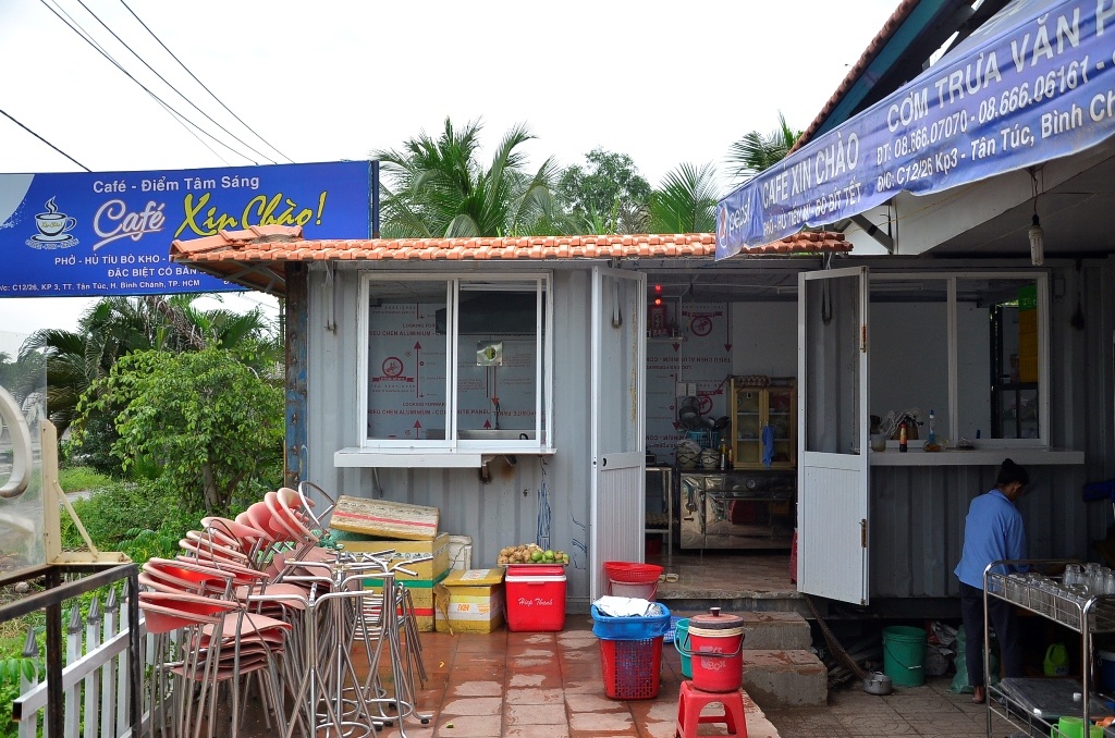 Thùng container được ông Tấn đặt trong khuôn viên quán của mình để làm chỗ rửa ly, chén và bị UBND thị trấn Tân Túc kiểm tra, lập biên bản.