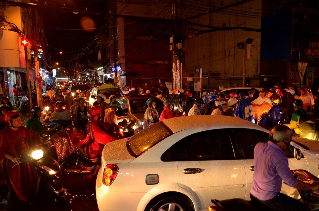 Nhiều người phải loay hoay giữa cảnh ngập nước, kẹt xe và không tìm được đường về nhà