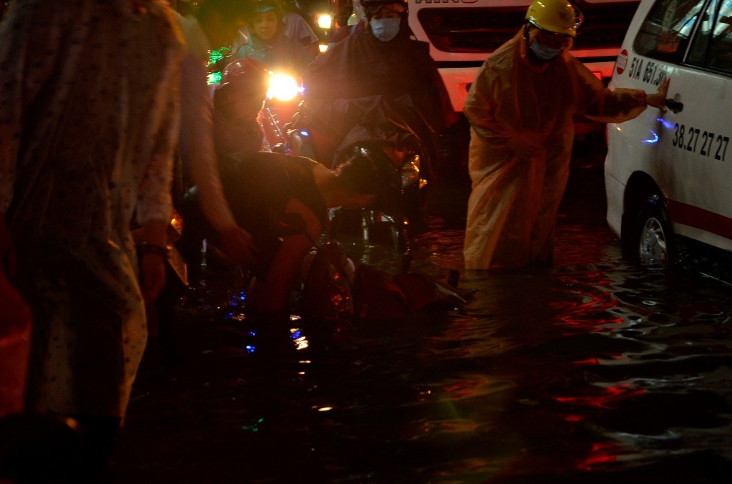 Một trường hợp bị té ngã xe do đường ngập