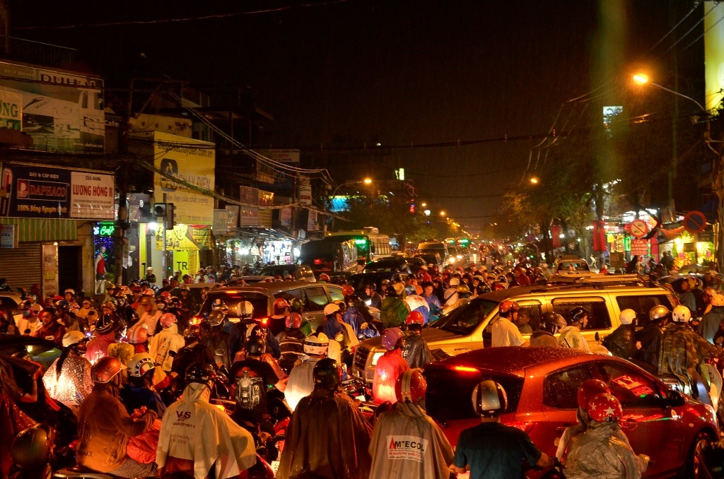 Nhiều tuyến đường kẹt xe trầm trọng vào tối 26/8