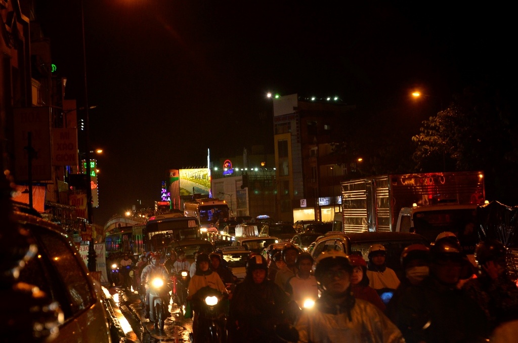 Các phương tiện đứng yên trên cầu vượt Lăng Cha Cả