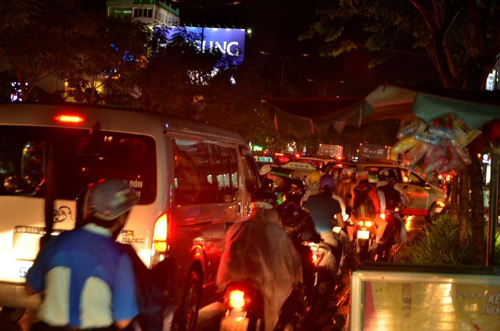 Các tuyến đường dẫn vào sân bay cũng tê liệt