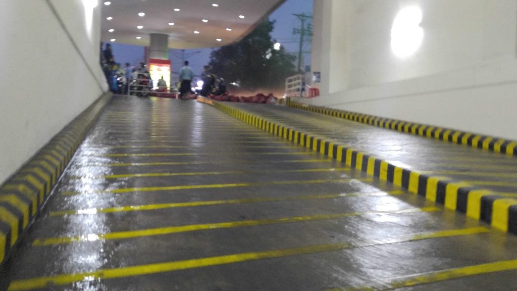 Tầng hầm nhiều tòa nhà biến thành... hồ nước thối - 3 2-1472285303539