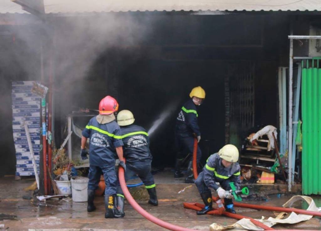 Cảnh sát tiến hành chữa cháy tại hiện trường