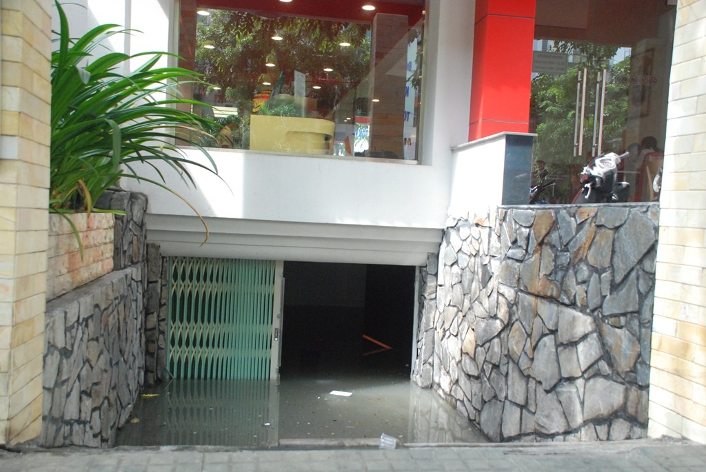 Tầng hầm quán kem Swensens vẫn ngập sâu gần 2 mét