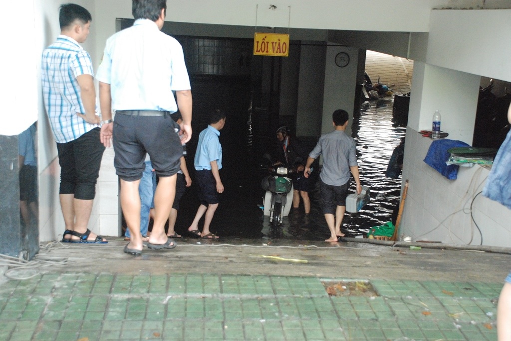 Đưa các phương tiện bị ngập nước ra khỏi hầm để sửa chữa