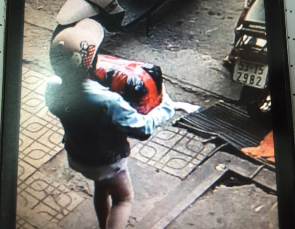 Mẹ che chắn để con gái 13 tuổi ra tay trộm đồ - 1 Bé gái con của Mai trộm gói đồ bị camera ghi lại
