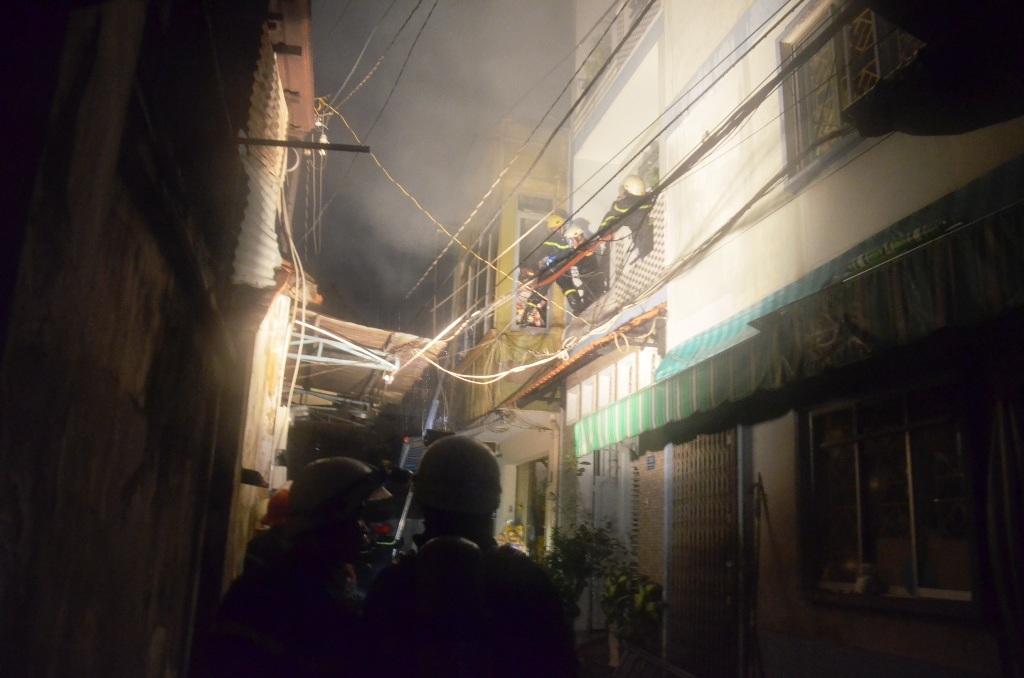 Lính cứu hỏa tiếp cận hiện trường, giải cứu 2 mẹ con