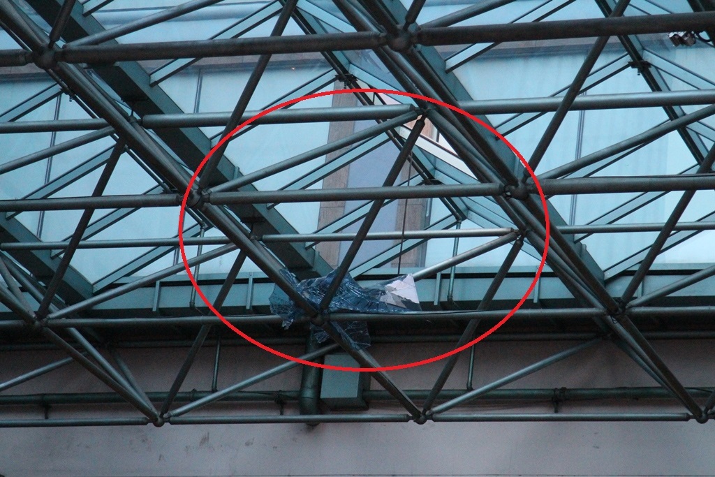 Thi thể nạn nhân rơi từ trên cao xuống xuyên thủng tấm kính chắn mưa trước ban công