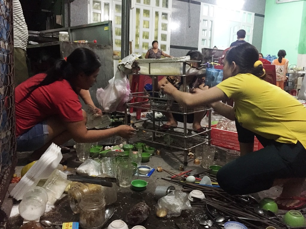 Đồ đạc trong quán bị nhóm thanh niên đập phá, đạp đổ