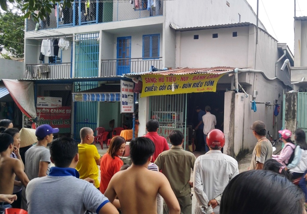 Nổ lớn trong phòng trọ, đôi nam nữ nguy kịch - 2 Người dân tập trung bên ngoài theo dõi vụ việc