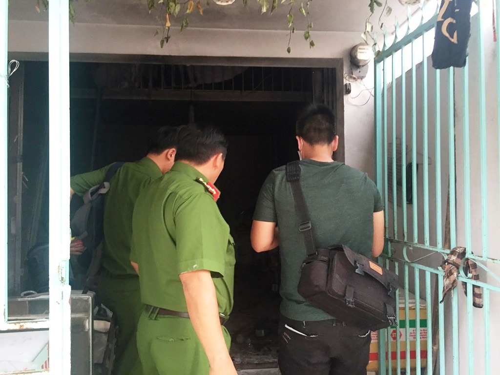 
Công an có mặt khám nghiệm hiện trường vụ nổ phòng trọ.
