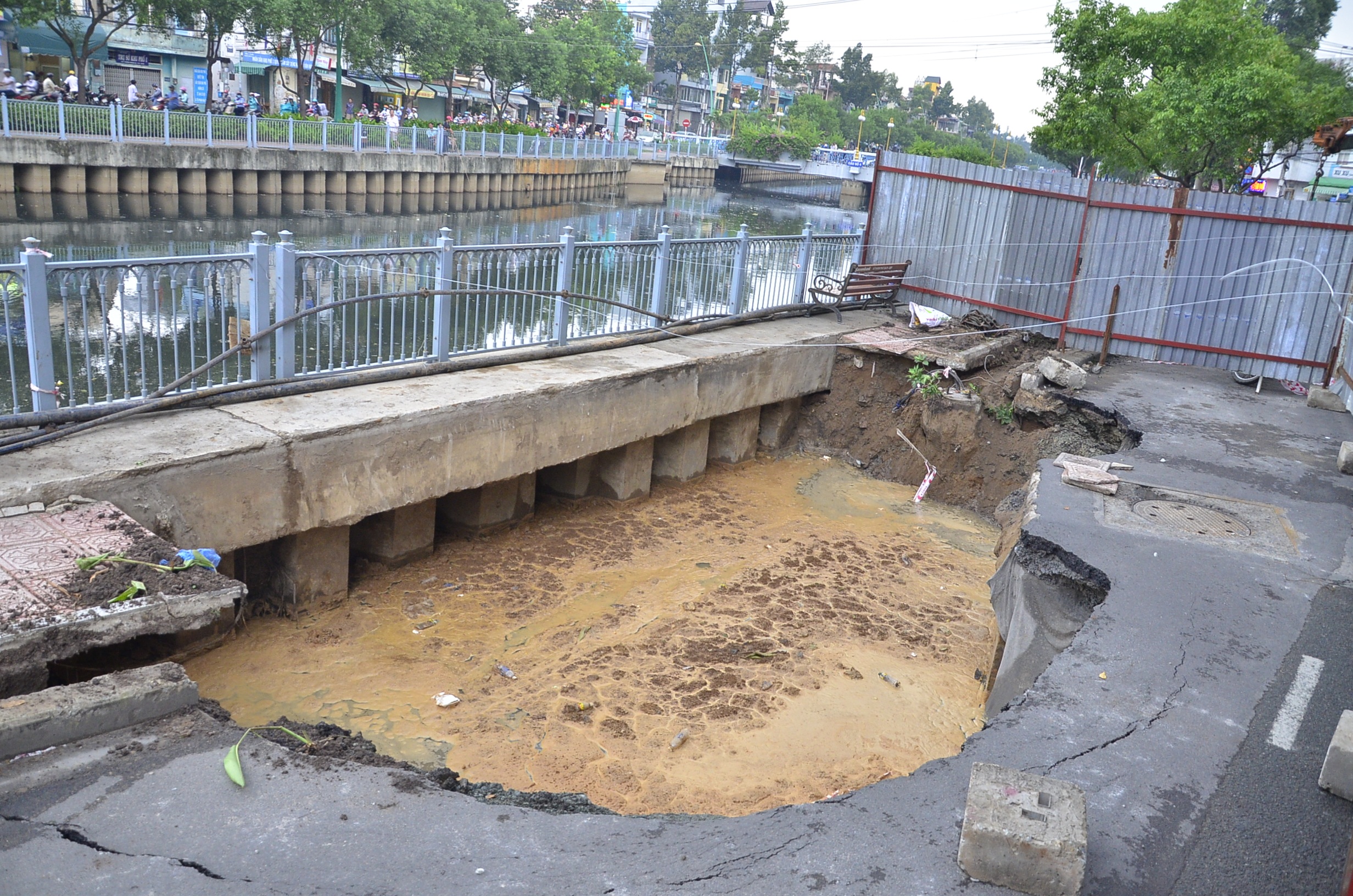 Nguyên nhân xuất hiện hố tử thần trên đường Trường Sa là do hở mối nối đường cống