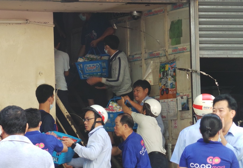 Nhân viên siêu thị di chuyển hàng hóa ra ngoài