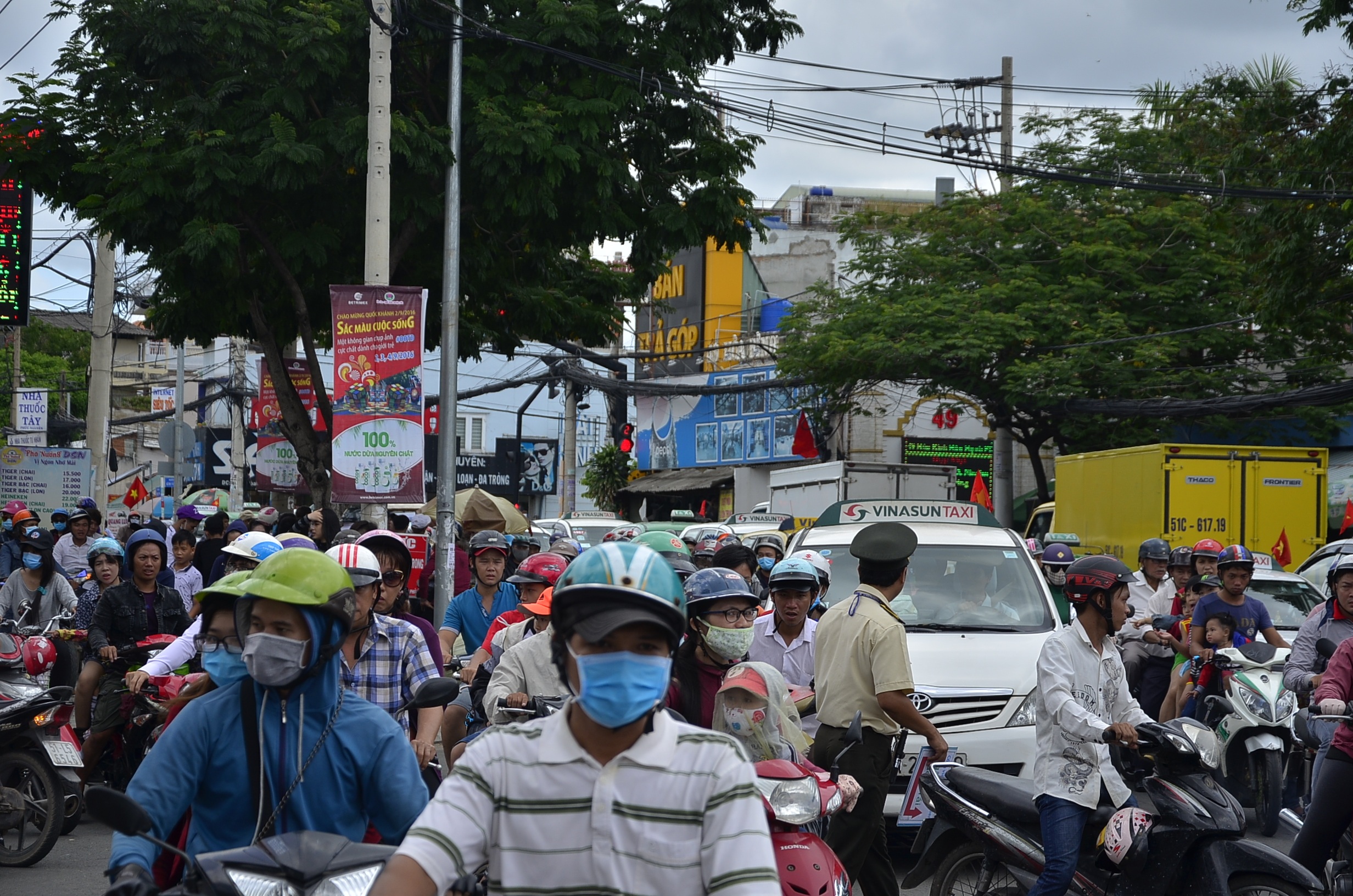 Giao thông ùn ứ bên ngoài các điểm vui chơi