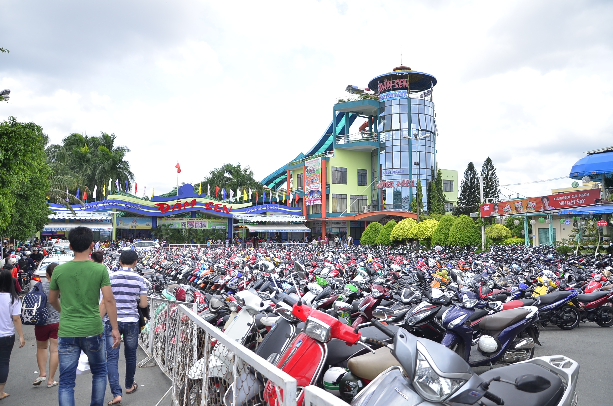 Các bãi giữ xe đúng giá đã kín chỗ từ sớm