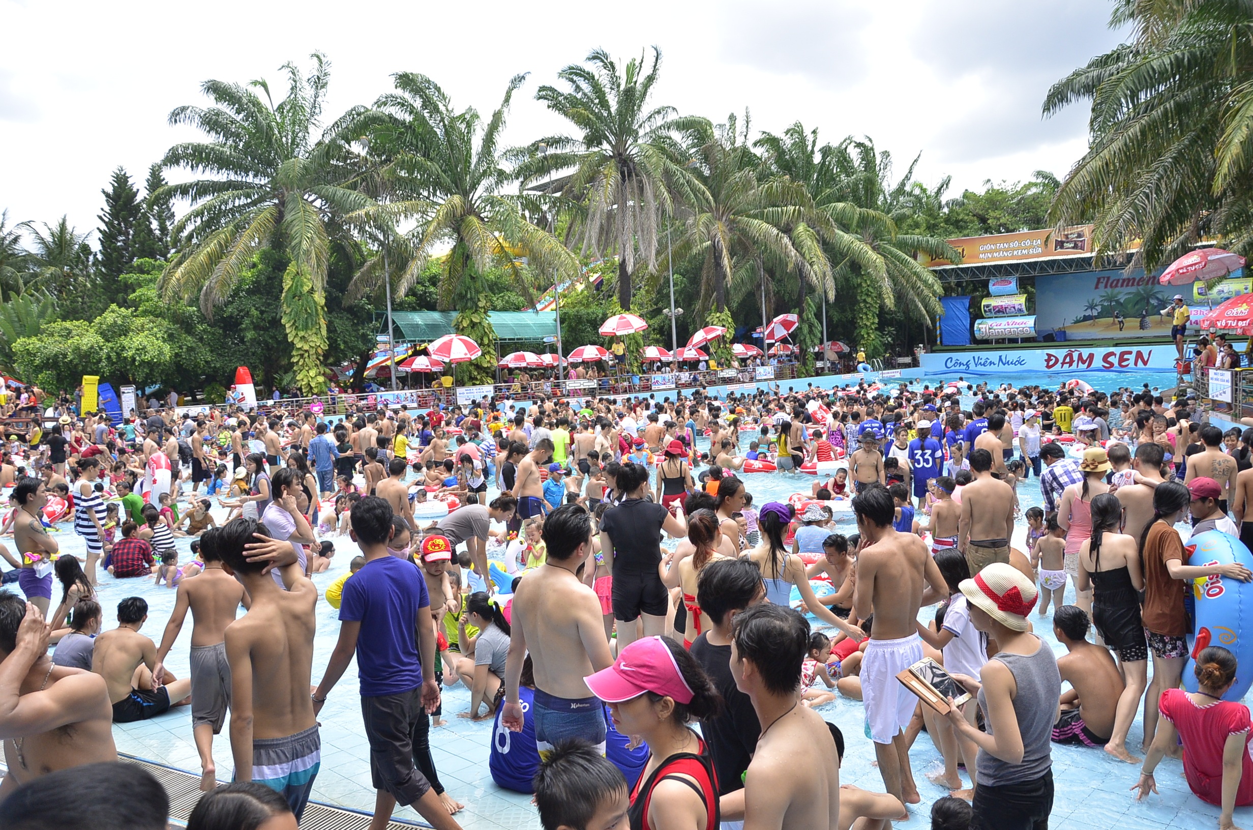 
Khu vui chơi đông nghẹt người.
