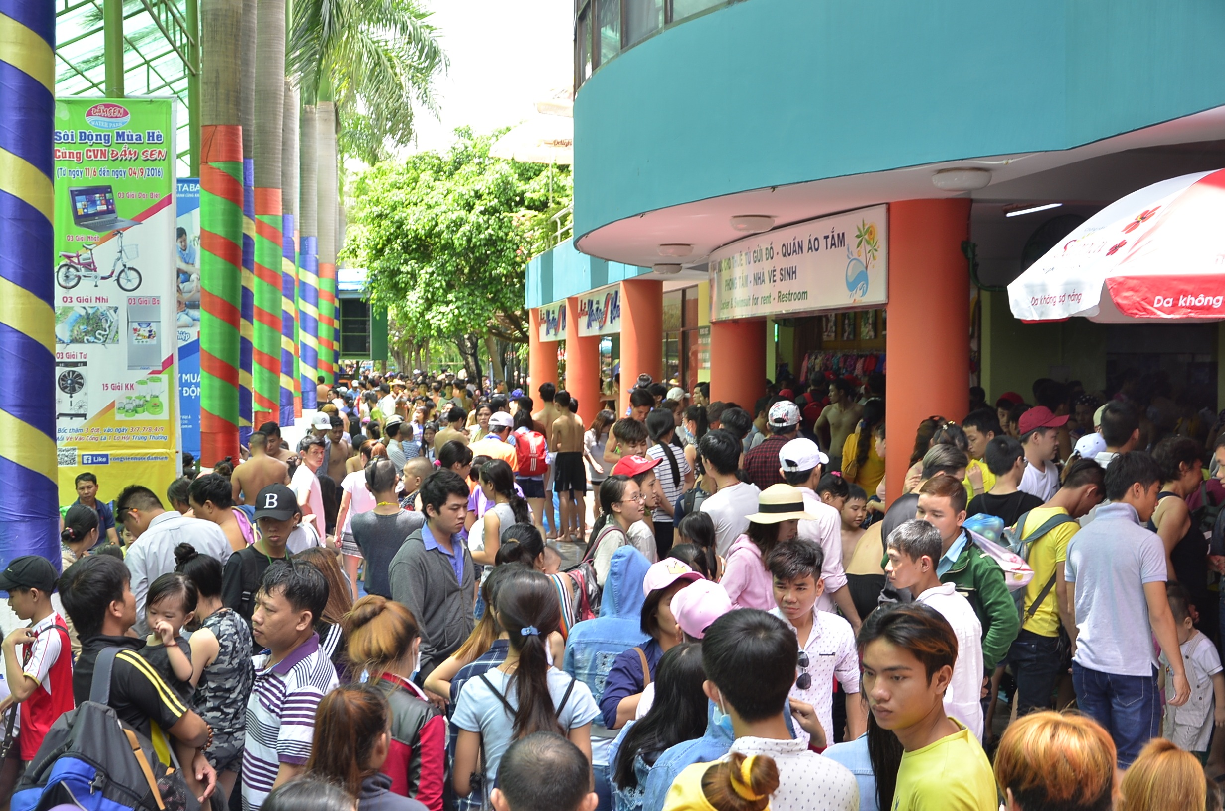 Xếp hàng chờ mua vé vào cổng