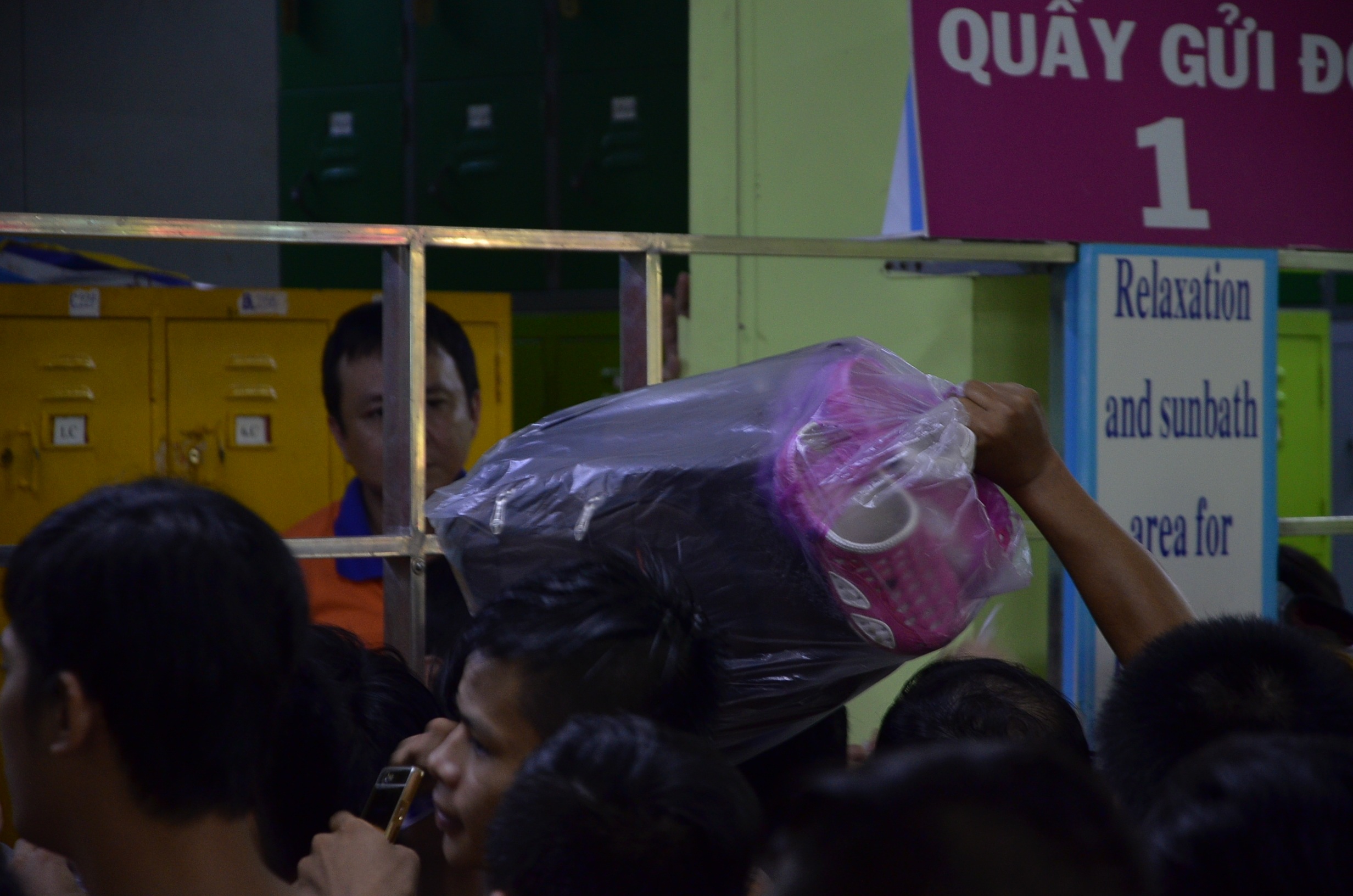 
Các điểm gửi tư trang, đồ đạc cũng quá tải.
