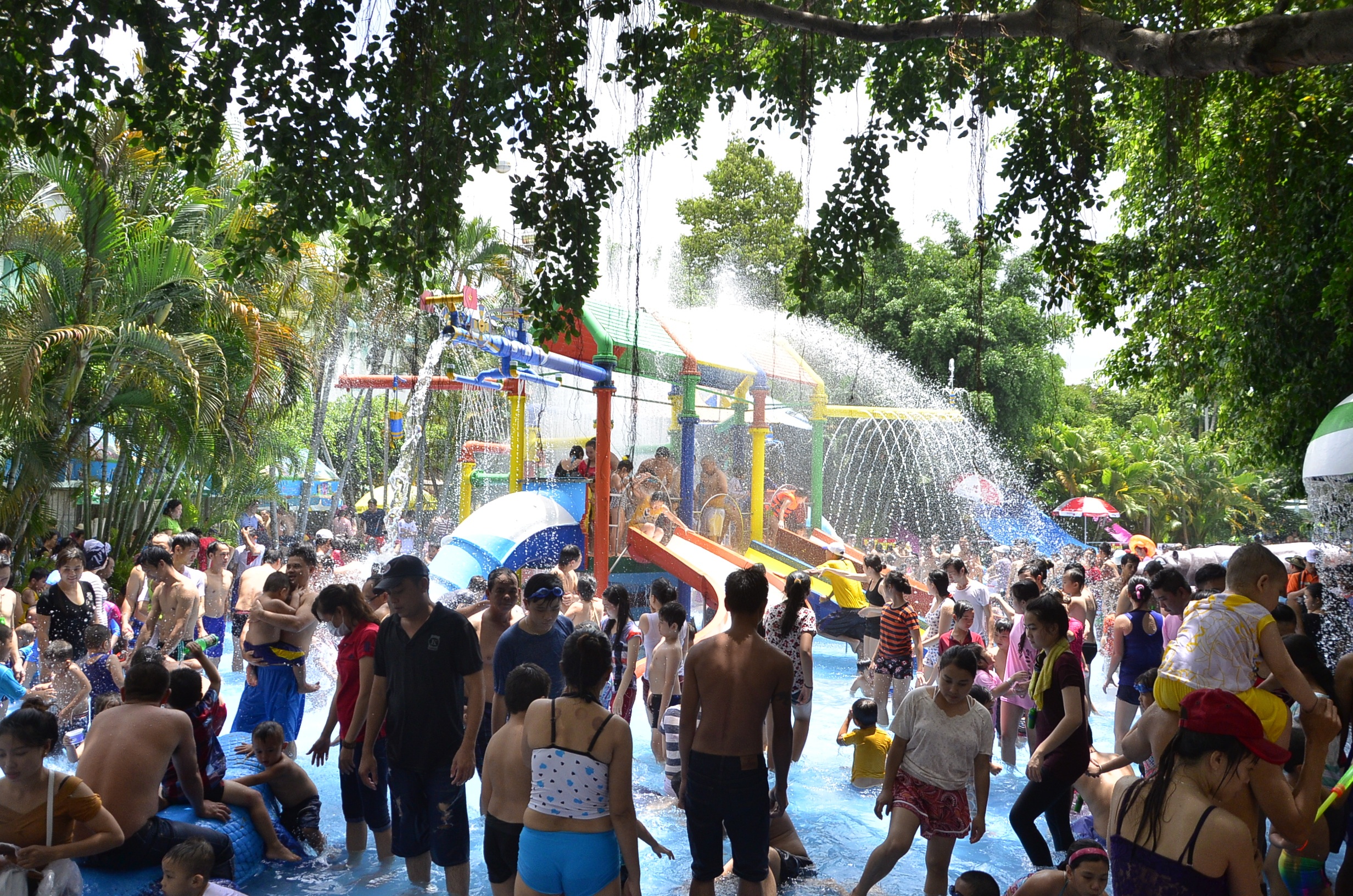 Bên trong điểm du lịch Công viên nước Đầm Sen