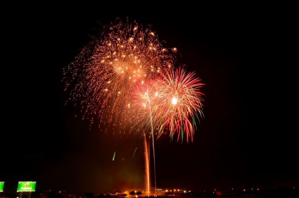 Đúng 21h tối 2/9, màn pháo hoa thi nhau khoe sắc trên bầu trời TPHCM