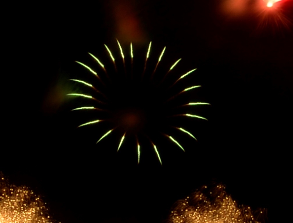 Màn pháo hoa đủ hình thù, màu sắc