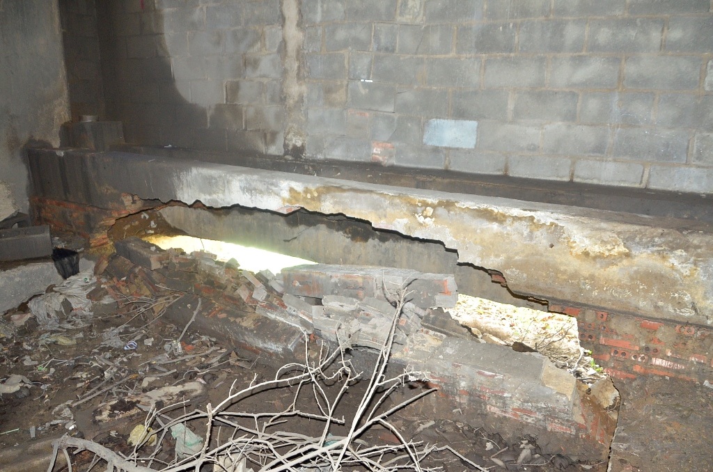 Nhiều vị trí khác cũng bị nứt toác