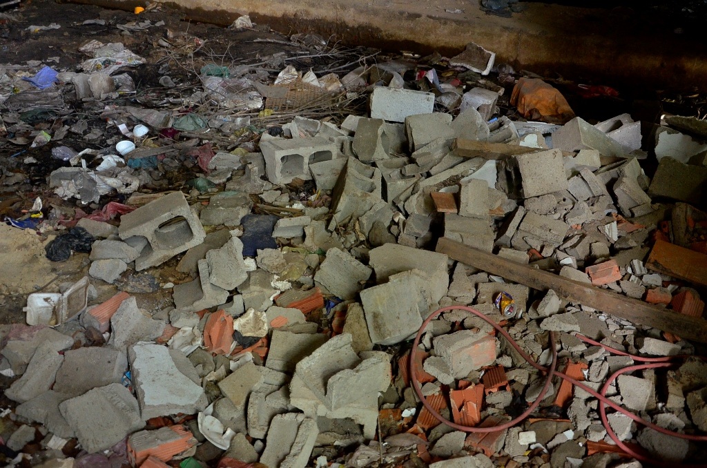 Bê tông vỡ nằm vương vãi khắp nơi