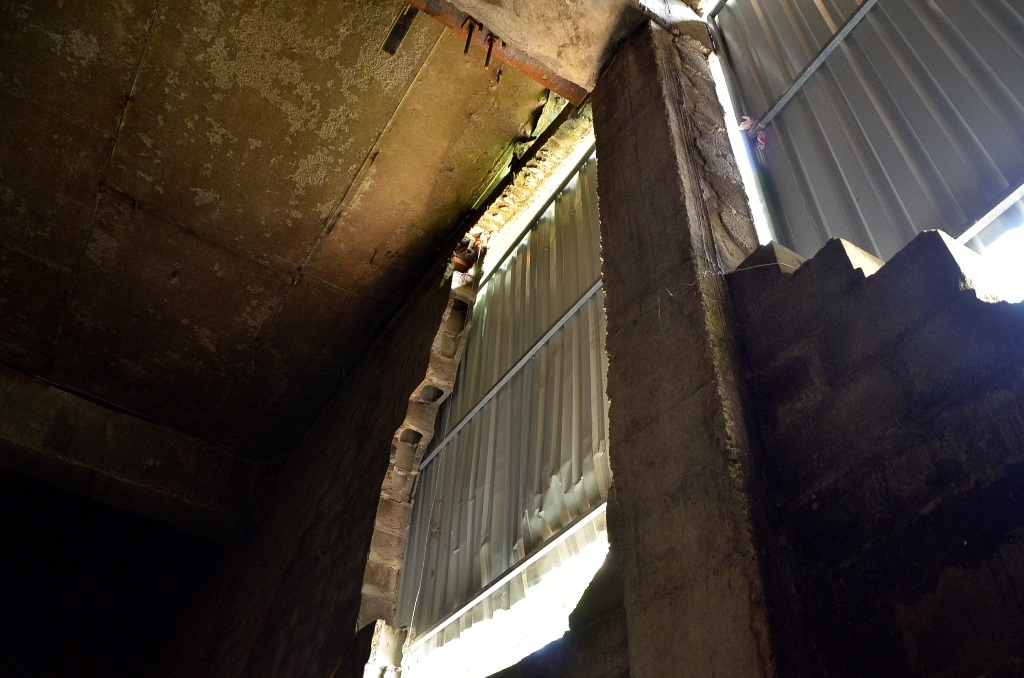 Những vết nứt khủng dưới gầm cầu vượt Nguyễn Hữu Cảnh