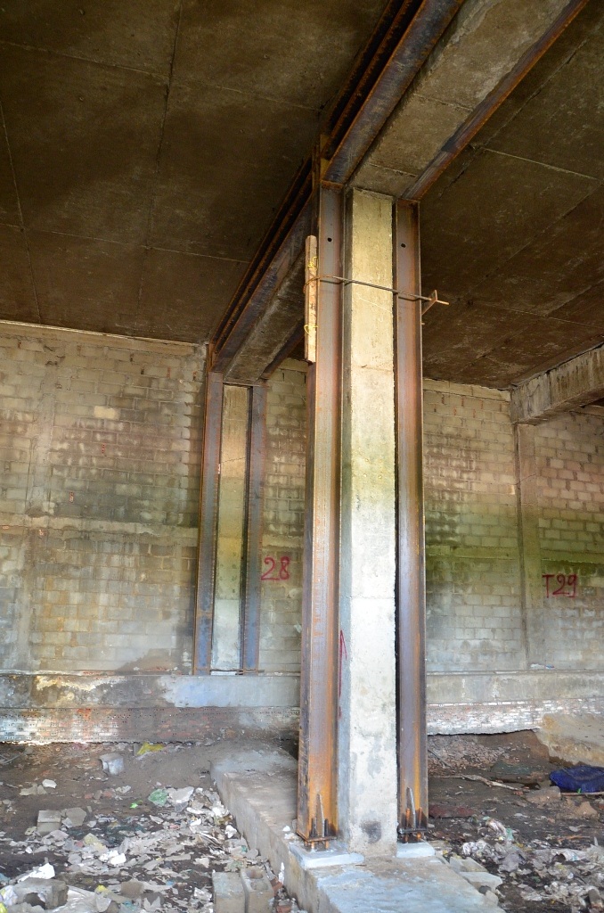 Bên trong nẹp những thanh sắt gia cố cho trụ cầu như kiểu nẹp cho người gãy chân