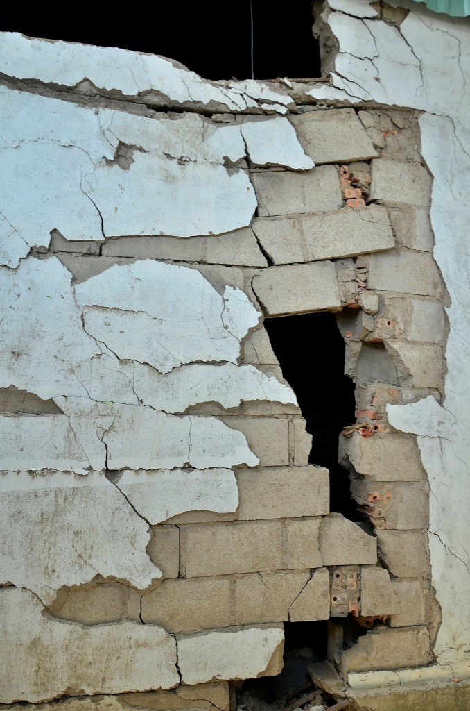 Những vết nứt xẻ dọc gầm cầu vượt Nguyễn Hữu Cảnh nhìn từ bên ngoài vào