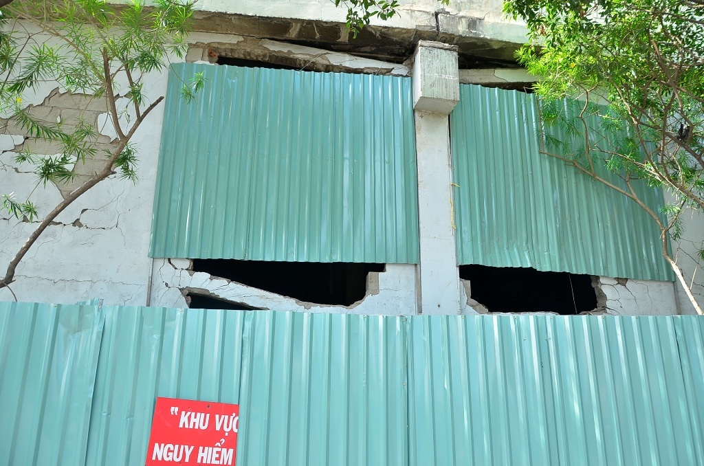 Lực lượng chức năng đã dùng tôn để che đậy phần gầm cầu vỡ nát