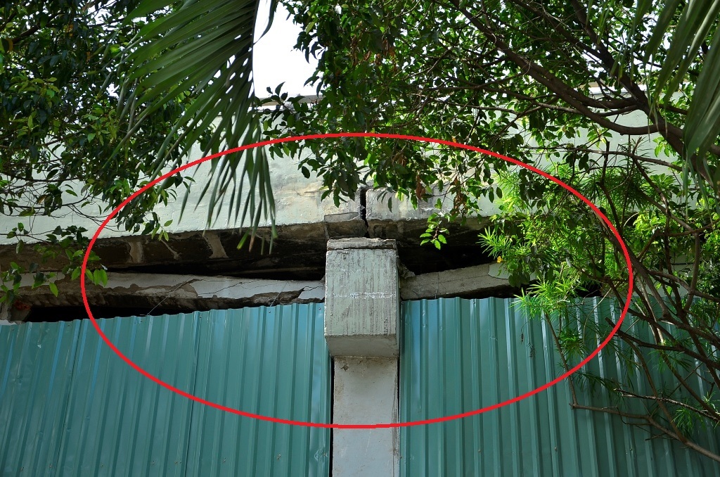 2 thanh ngang dưới dầm cầu bị gãy, rời khỏi vị trí ban đầu