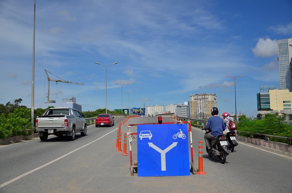 Xe ô tô được điều chỉnh lưu thông sang bên trái để tránh tác động lực lên vị trí dầm cầu đang bị nứt