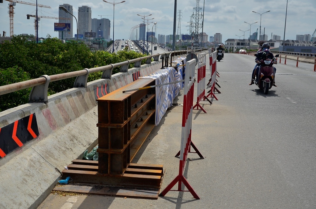 Lực lượng chức năng tập kết những thanh thép lớn để gia cố cầu