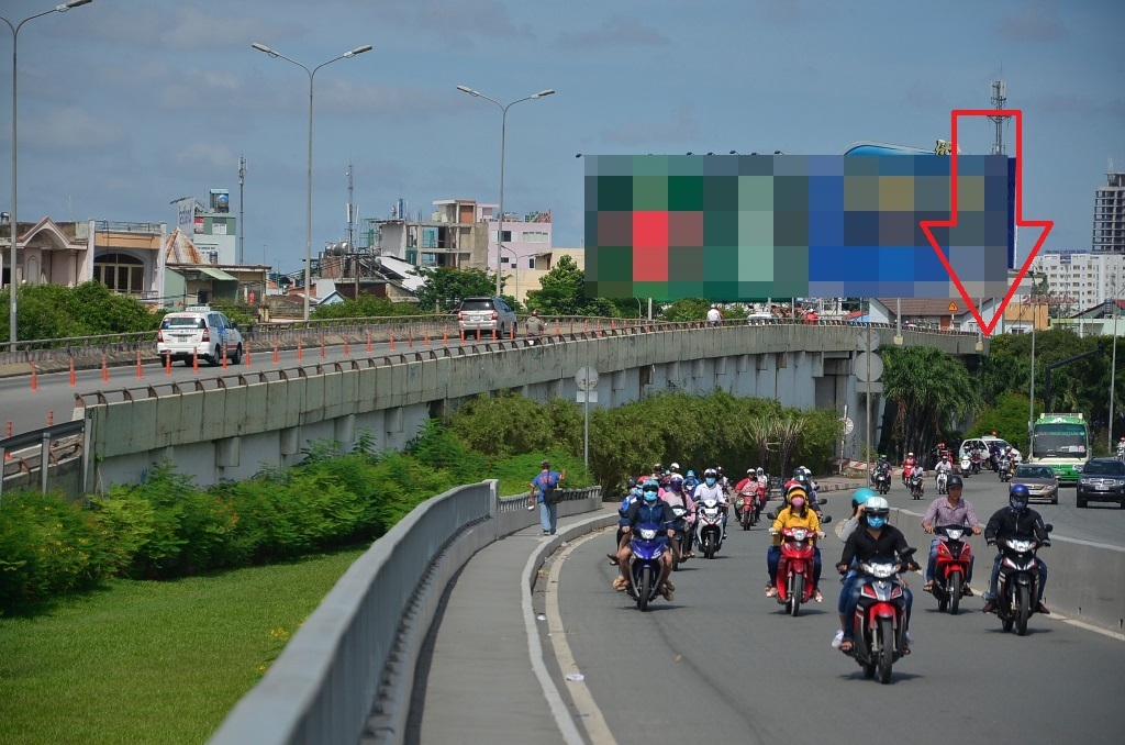 Cầu vượt Nguyễn Hữu Cảnh nhìn từ cầu Sài Gòn (mũi tên đỏ trong ảnh là vị trí nứt dưới gầm cầu)