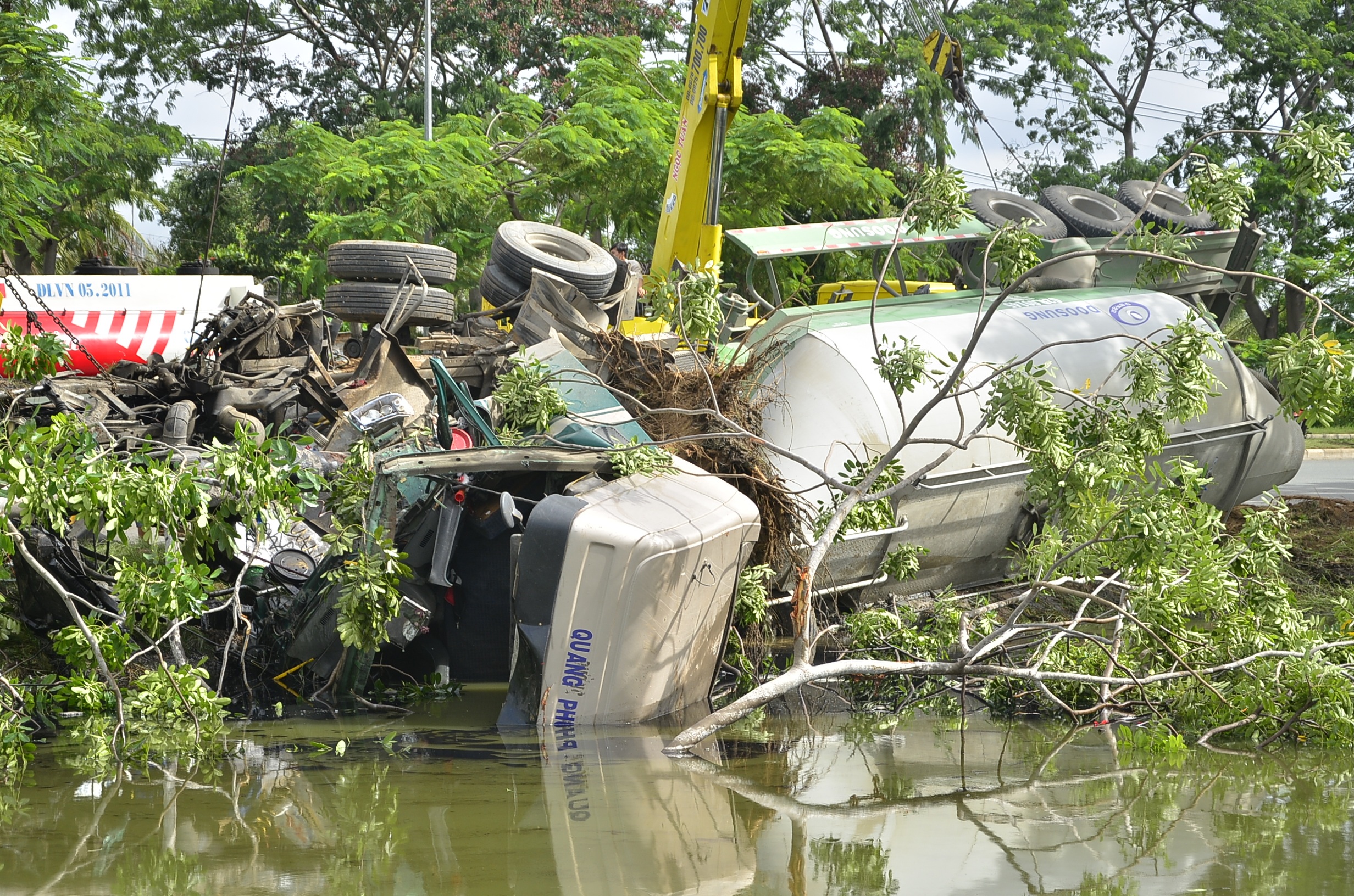 Hiện trường xe bồn lao xuống mương nước trên đại lộ Nguyễn Văn Linh sáng 5/9