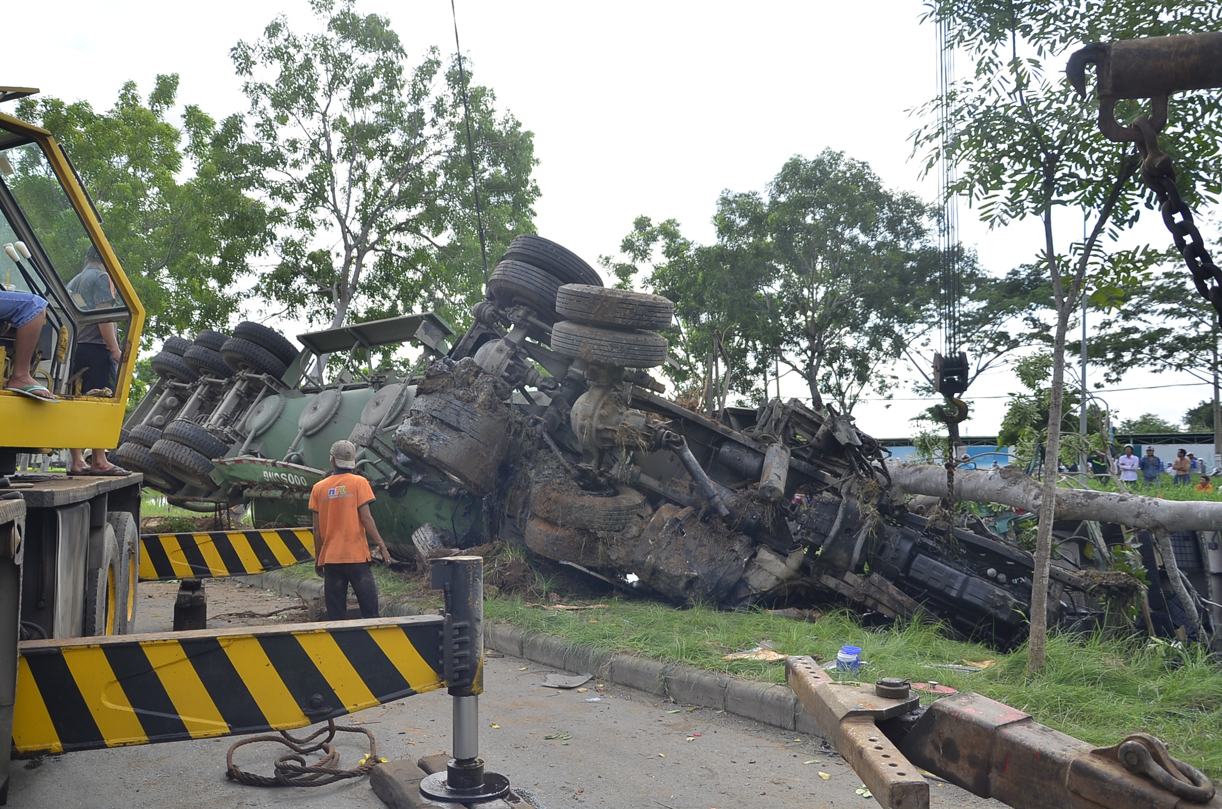 Chiếc xe lật ngửa sau tai nạn