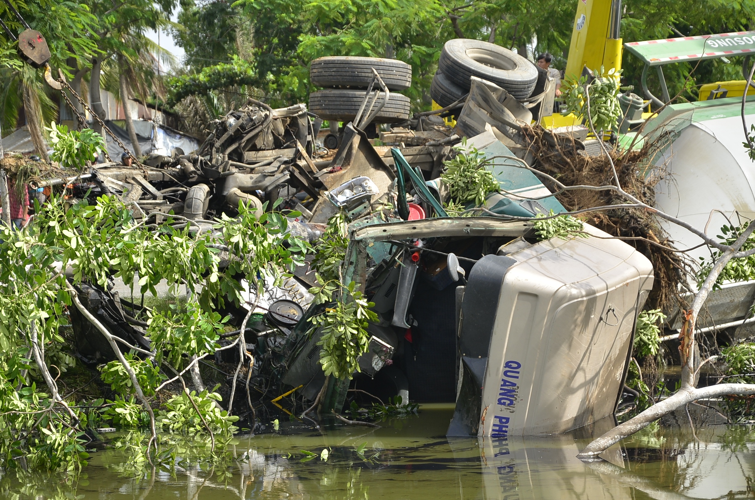 
Đầu xe nát bét, cắm xuống mương nước

