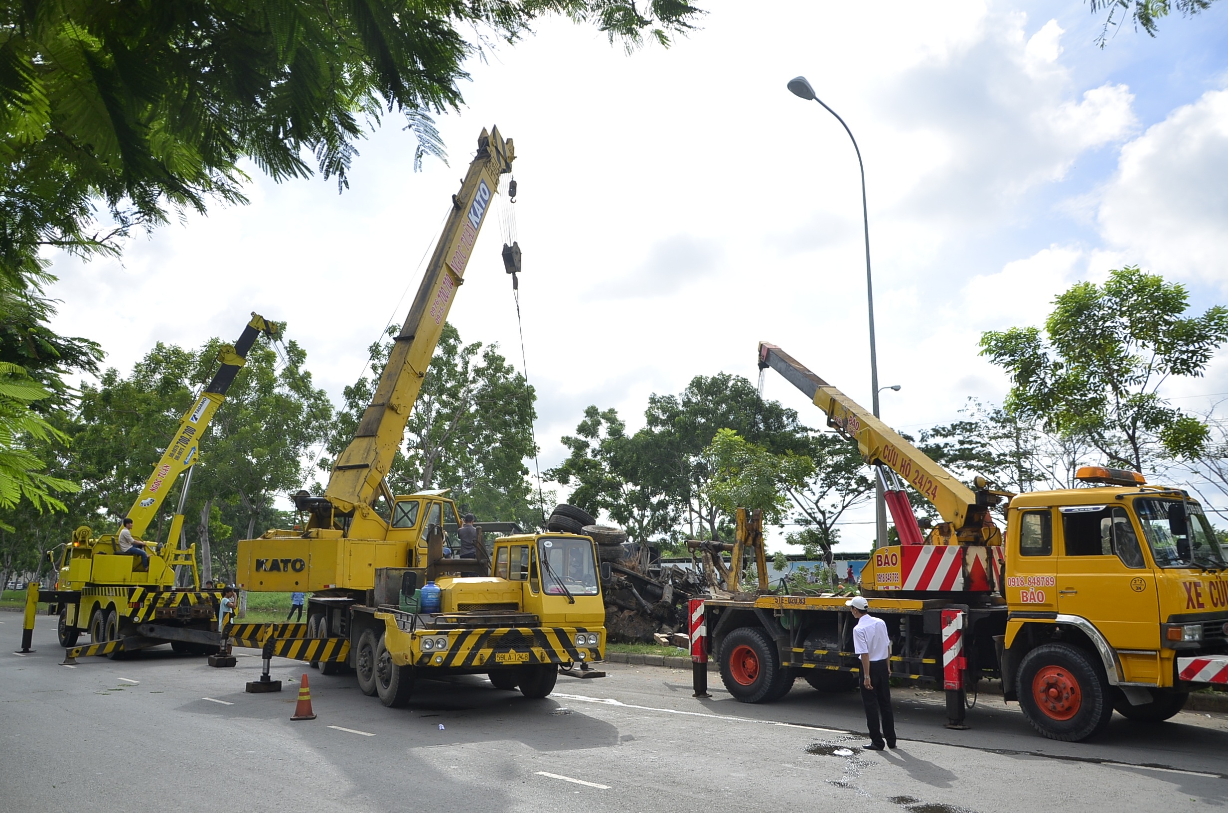 3 xe cẩu tham gia cứu hộ chiếc xe bồn gặp nạn