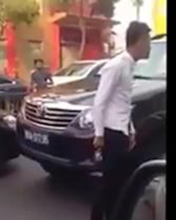 Tước giấy phép lái xe 3 tháng với tài xế xe biển xanh đi ngược chiều - 1 Xe ô tô biển xanh 80A – 017.95 thuộc quản lý của Văn phòng Tổng Cục Hải quan có trụ sở ở Hà Nội đi ngược chiều và gây tai nạn trên đường Nam Kỳ Khởi Nghĩa bị người dân chặn lại