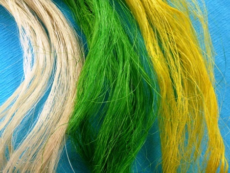 Các sợi tơ được tạo ra từ lá khóm.