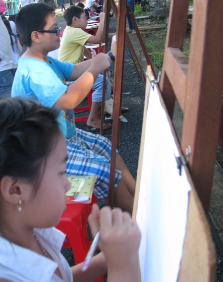 ...và chọn vẽ giá đứng như một...họa sỹ chuyên nghiệp.