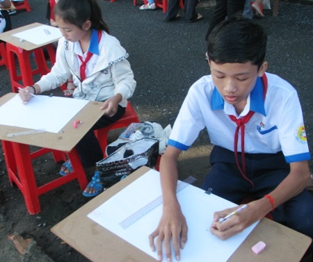 Có em chọn ngồi vẽ giá nằm...