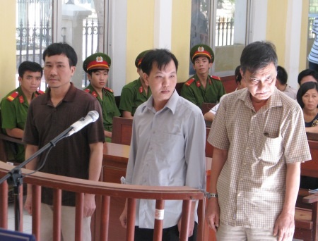 Các bị cáo từ trái qua: Nguyễn Hoàng Quân, Triệu Tuấn Hưng và Phạm Văn Núi tại phiên tòa sáng ngày 1/10.