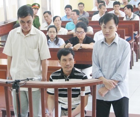 Các bị cáo nghe phần luận tội của VKS. Bị cáo Nguyễn Hoàng Quân do bị đau chân nên được HĐXX cho ngồi.